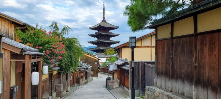 信義房屋日本事業部表示，京都因獨特的城市氛圍與人文風光吸引民眾指名前往置產，比例逐年增加，更有高達七成族群是為退休自住使用。