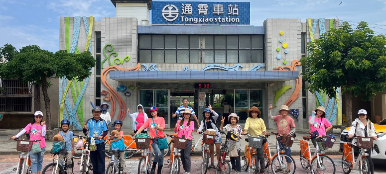 許火淞在苗栗通霄發起「霄遙小旅行」，一場場導覽走讀老街、神社、市場與餅店，遊客不只吃喝玩樂，還能聽見地方的故事。（照片來源：許火淞）